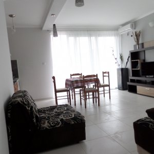 Rent-a- studio apartman od 40 kvadrata u mirnom centru Budve , u blizini 