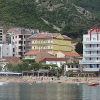 Izdavanje u Rafailovićima na drugom spratu vile je 35 metara od plaže